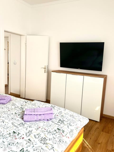 Bed, TV and multimedia, Photo of the whole room, Evening entertainment, Bedroom, towels