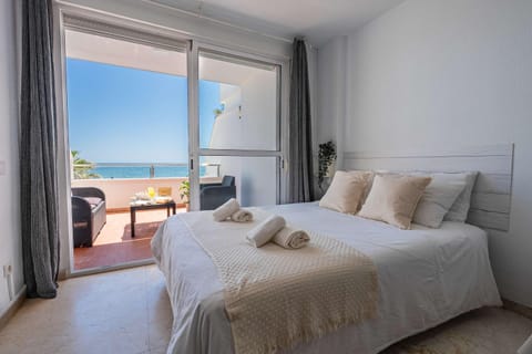 Bed, View (from property/room), Balcony/Terrace, Bedroom, Sea view