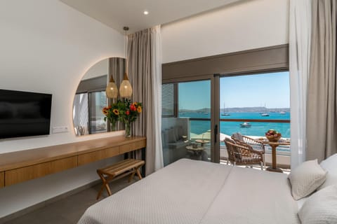 Bed, TV and multimedia, Balcony/Terrace, Photo of the whole room, Bedroom, Sea view