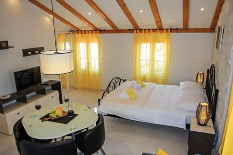 TV and multimedia, Photo of the whole room, Dining area, Bedroom, towels