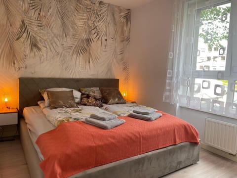 Bed, Bedroom, internet, towels