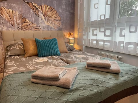 Bed, Bedroom, towels