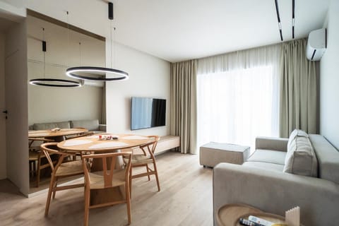 TV and multimedia, Living room, Seating area, Dining area