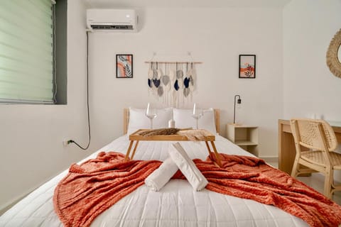 Bed, Living room, Photo of the whole room, Seating area, Bedroom, towels, air conditioner