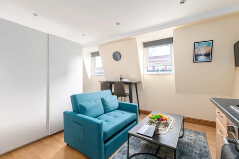 TV and multimedia, Living room, Decorative detail, Seating area, Dining area, internet