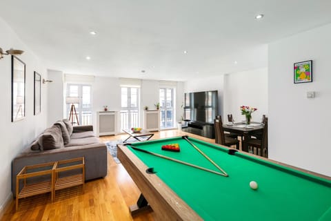 TV and multimedia, Living room, Decorative detail, Seating area, Dining area, heating, internet