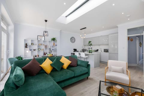 Kitchen or kitchenette, Living room, Decorative detail, Seating area, Dining area, internet