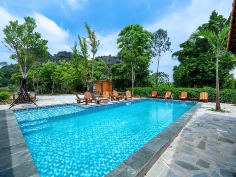 Spring, Day, Natural landscape, Garden, Garden view, Pool view, Swimming pool, sunbed