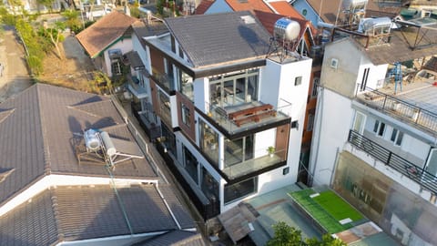 Property building, Day, Neighbourhood, Bird's eye view, City view, Street view, Location, Parking