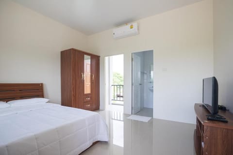 Bed, TV and multimedia, Photo of the whole room, Bedroom, wardrobe, air conditioner