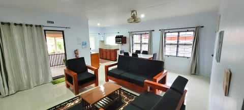 TV and multimedia, Living room, Seating area, Dining area