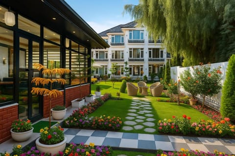 Property building, Restaurant/places to eat, Spring, Day, Garden, Garden view