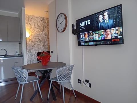 Communal lounge/ TV room, TV and multimedia, Kitchen or kitchenette, Dining area, Evening entertainment, internet