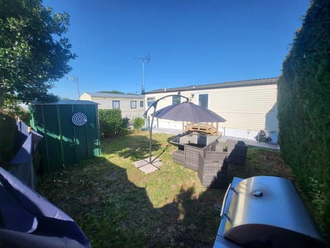 Property building, Day, BBQ facilities, Garden, Garden view, Seasons, Time of day, pet friendly, sunbed