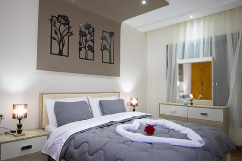Bed, Photo of the whole room, Bedroom, towels