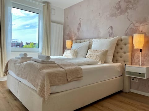 Bed, Bedroom, towels