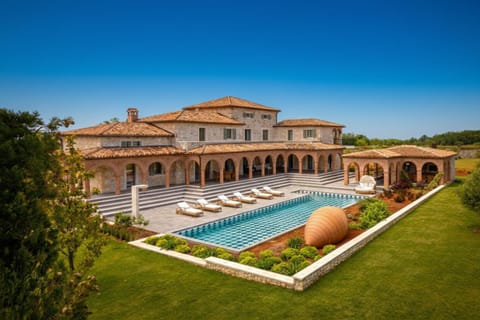 Property building, Day, Swimming pool, sunbed