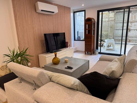 TV and multimedia, Living room, air conditioner