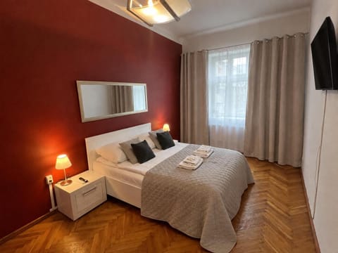 Bed, TV and multimedia, Photo of the whole room, Bedroom, towels