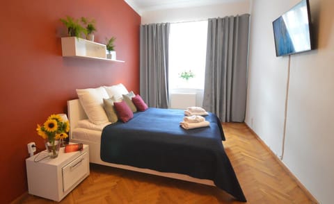 Bed, TV and multimedia, Bedroom