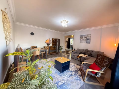 TV and multimedia, Living room, Seating area, Dining area