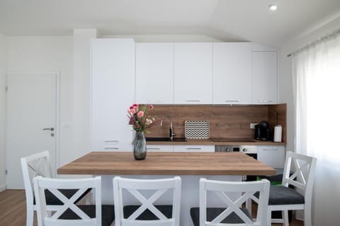 Coffee/tea facilities, Kitchen or kitchenette, Dining area, stove