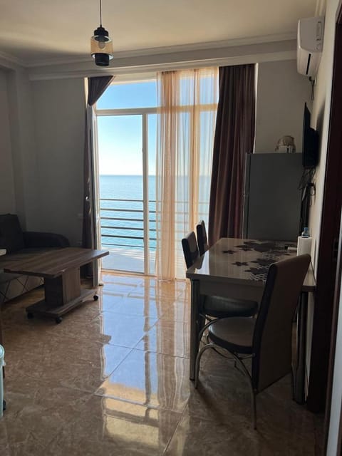 Communal lounge/ TV room, Natural landscape, TV and multimedia, Living room, Seating area, Dining area, Evening entertainment, Sea view
