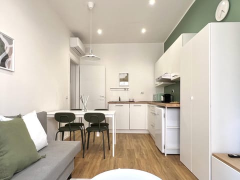 Kitchen or kitchenette, Seating area, Dining area