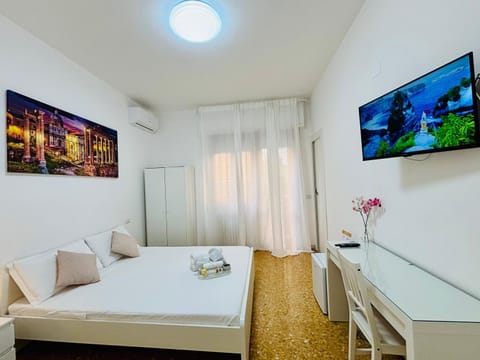 Bed, TV and multimedia, Photo of the whole room