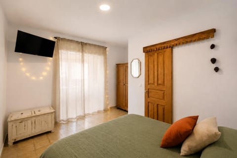 Bed, Bathroom, TV and multimedia, Bedroom, wardrobe