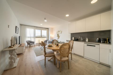 Kitchen or kitchenette, Dining area, dishwasher