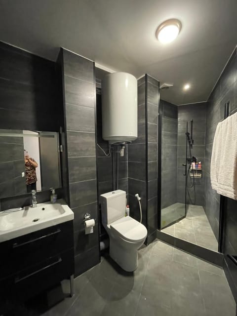 Shower, Toilet, Bathroom, towels