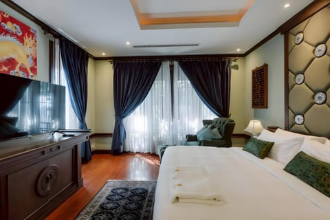 Bed, Photo of the whole room, Seating area, Bedroom