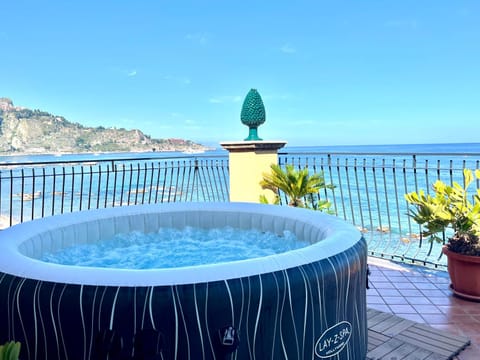 Day, Natural landscape, Hot Tub, Hot Tub, Balcony/Terrace, Mountain view, Sea view