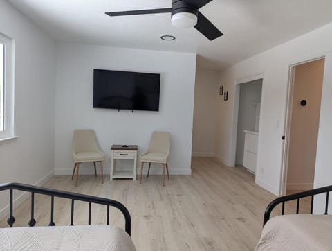 Bed, TV and multimedia, Photo of the whole room, Seating area, Bedroom