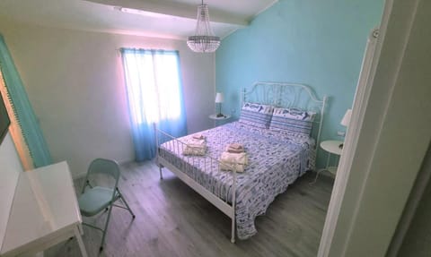 Bed, Photo of the whole room, Bedroom, towels, air conditioner