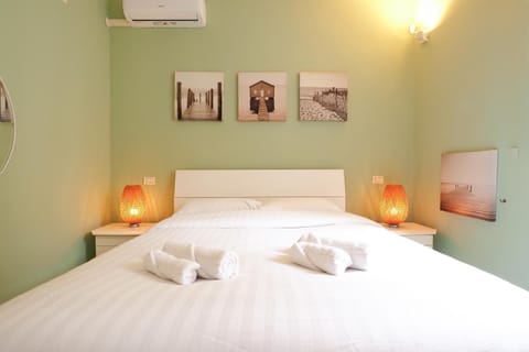 Bed, Bedroom, towels, air conditioner