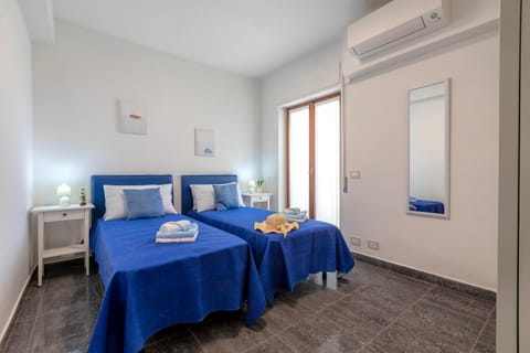 Bedroom, air conditioner