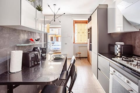 Kitchen or kitchenette, Dining area, dishwasher, microwave, minibar, oven, stove, toaster