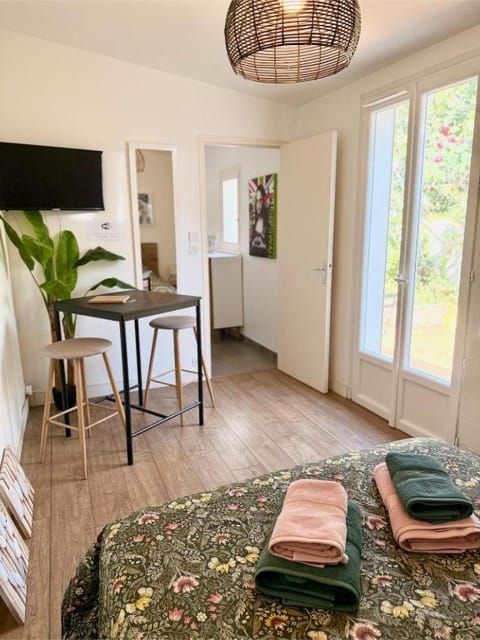 Bed, Photo of the whole room, Dining area, Bedroom