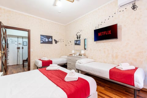 Bed, TV and multimedia, Photo of the whole room, Bedroom, towels, air conditioner