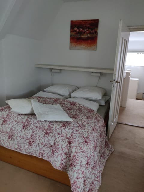 Zit slaapkamer op de 2e etage in een rietgedekte villa met gedeelde douche en keuken Apartment in Wassenaar