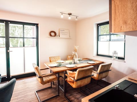 Seating area, Dining area