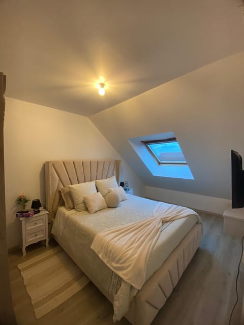 Bed, TV and multimedia, Bedroom, wardrobe
