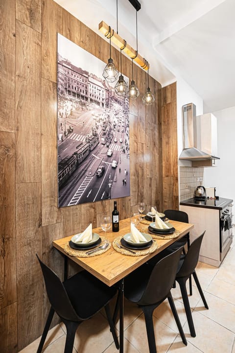 Kitchen or kitchenette, Dining area