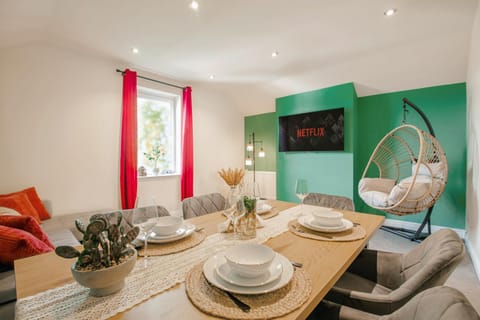 TV and multimedia, Living room, Photo of the whole room, Seating area, Dining area