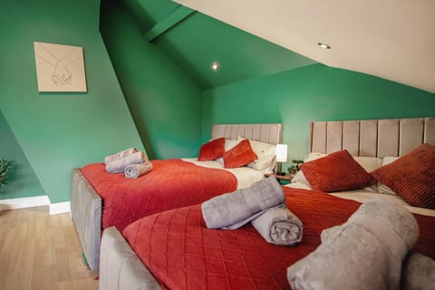 Bed, Photo of the whole room, Bedroom, towels