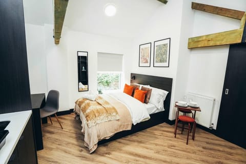 Bed, TV and multimedia, Living room, Photo of the whole room, Seating area, Bedroom