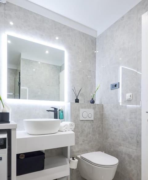 Toilet, Bathroom, towels