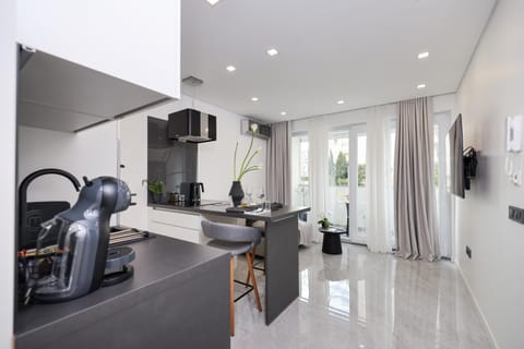 TV and multimedia, Kitchen or kitchenette, Living room, Seating area, Dining area